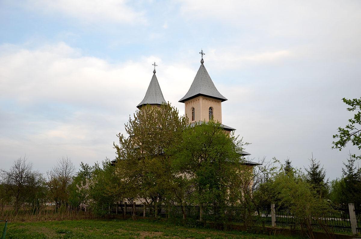 Biserica - vedere exterioară