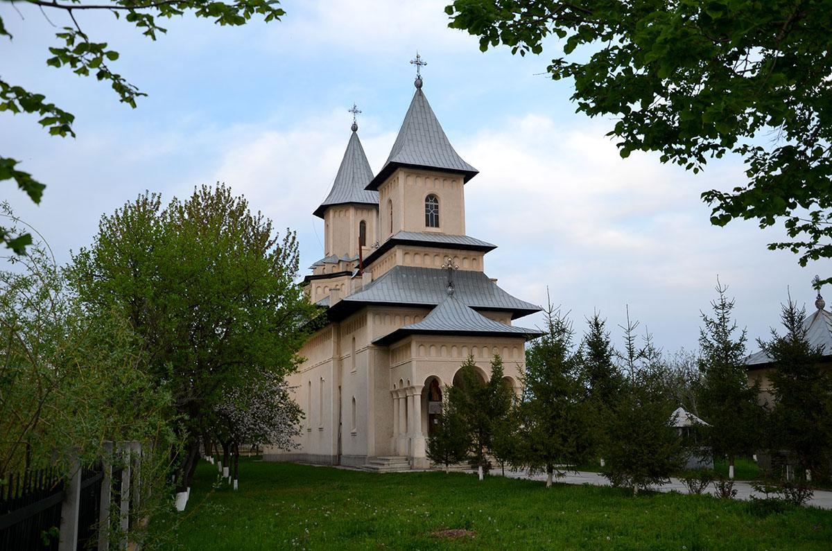 Biserica - vedere exterioară