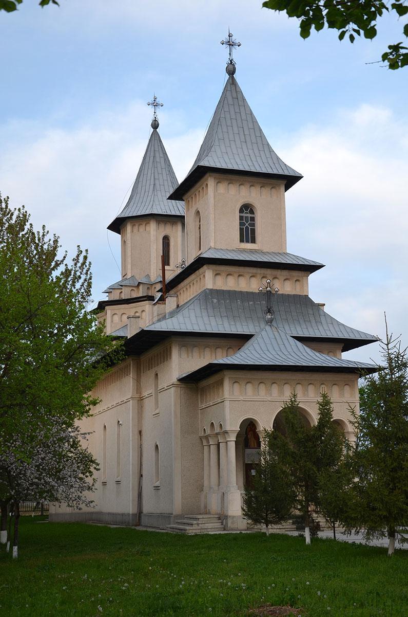 Biserica - vedere exterioară