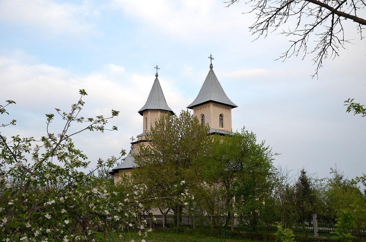 Biserica - vedere exterioară