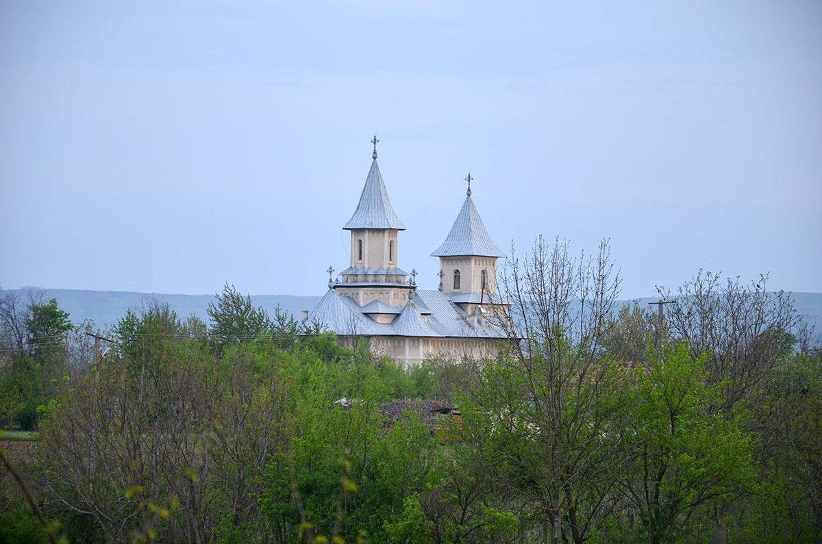 Biserica - vedere exterioară