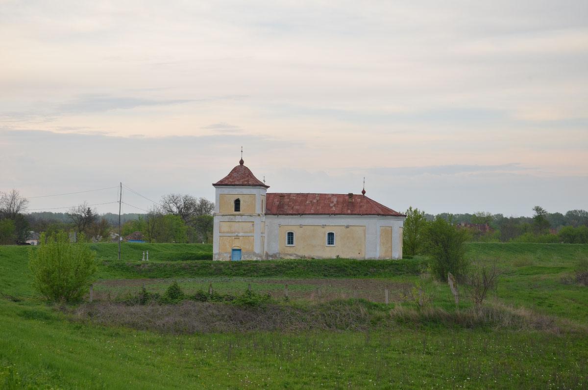 Biserica - vedere exterioară