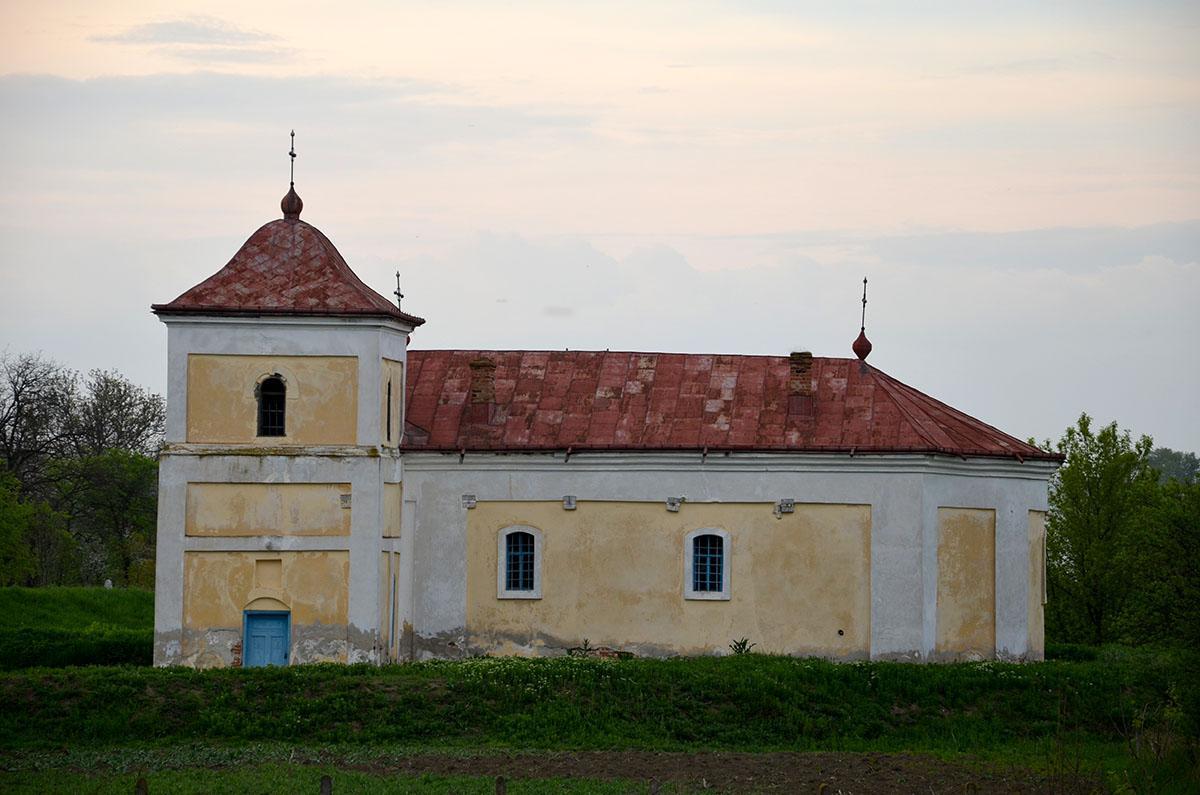 Biserica - vedere exterioară